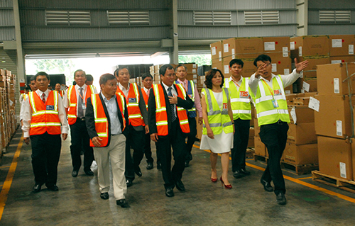 Leaders of Binh Duong Province, together with visitors, are visiting Warehouse 5- TBS Logistics